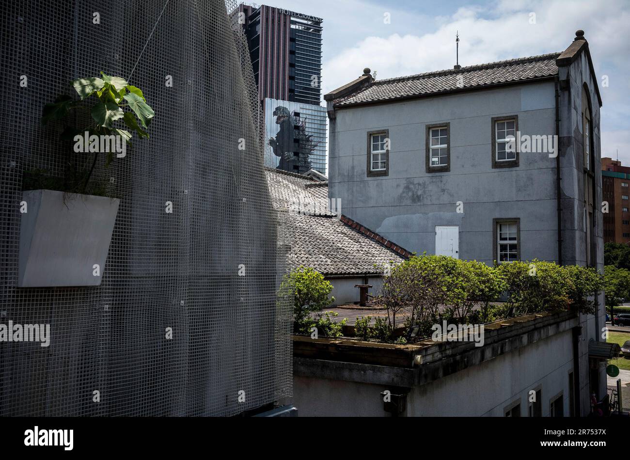 Taipeh. 13. Juni 2023. Godzilla-Wandgemälde an der Wand des Hotel Gracery in Taipei, Taiwan am 13. Januar 06/2023 ist das Wandgemälde fast 50 Meter hoch und fast 18 mm breit. Von Wiktor Dabkowski Credit: dpa/Alamy Live News Stockfoto