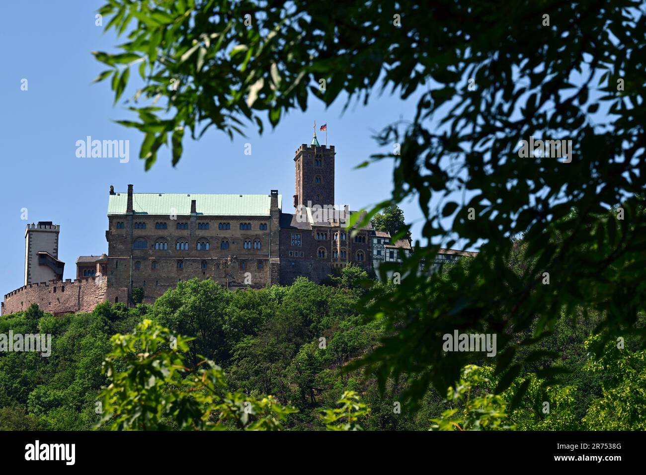 Eisenach, Deutschland. 12. Juni 2023. Die Sonne scheint über der Wartburg. Die Sonderausstellung "Wartburg-Mythos". 10 Questions to the Ideal Castle“ wird am 13. Juni eröffnet und kann bis zum 07. Januar 2024 eingesehen werden. 1999 wurde die Wartburg als erstes und einziges Schloss Deutschlands von der UNESCO zum Weltkulturerbe erklärt. Mit der Ausstellung soll erforscht werden, warum die Wartburg so stark im öffentlichen Bewusstsein verankert ist und wie dieses reiche historische und kulturelle Erbe auch in Zukunft einen Einfluss haben kann. Kredit: Martin Schutt/dpa/Alamy Live News Stockfoto Eisenach, Deutschland. 12. Juni 2023. Die Sonne scheint über der Wartburg. Die Sonderausstellung "Wartburg-Mythos". 10 Questions to the Ideal Castle“ wird am 13. Juni eröffnet und kann bis zum 07. Januar 2024 eingesehen werden. 1999 wurde die Wartburg als erstes und einziges Schloss Deutschlands von der UNESCO zum Weltkulturerbe erklärt. Mit der Ausstellung soll erforscht werden, warum die Wartburg so stark im öffentlichen Bewusstsein verankert ist und wie dieses reiche historische und kulturelle Erbe auch in Zukunft einen Einfluss haben kann. Kredit: Martin Schutt/dpa/Alamy Live News Stockfoto