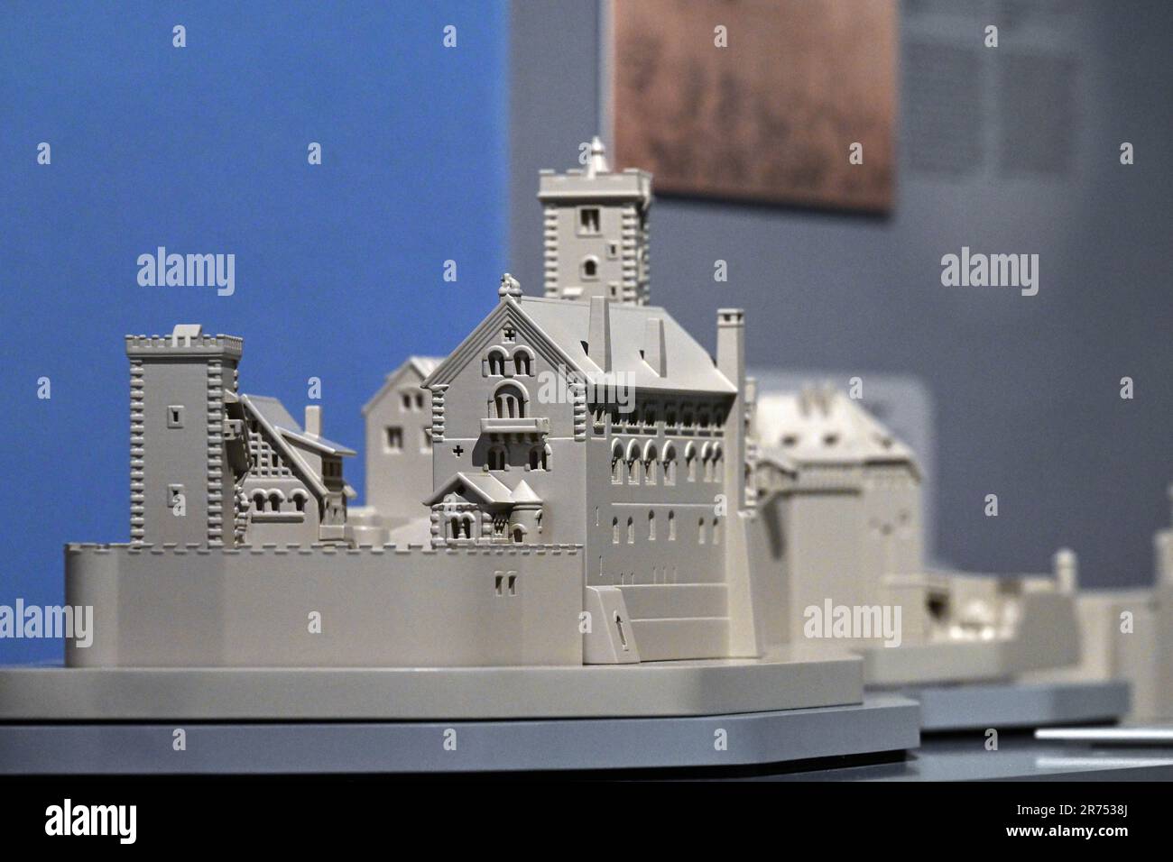 PRODUKTION - 12. Juni 2023, Thüringen, Eisenach: In der Wartburg-Ausstellung ist ein Modell des Schlossbaus mit verschiedenen historischen Designs zu sehen. Die Sonderausstellung "Wartburg-Mythos". 10 Questions to the Ideal Castle“ wird am 13. Juni eröffnet und bis zum 07. Januar 2024 ausgestellt. 1999 wurde die Wartburg als erstes und einziges Schloss Deutschlands von der UNESCO zum Weltkulturerbe erklärt. In der Ausstellung soll erforscht werden, warum die Wartburg so stark im öffentlichen Bewusstsein verankert ist und wie dieses reiche historische und kulturelle Erbe ca. Stockfoto