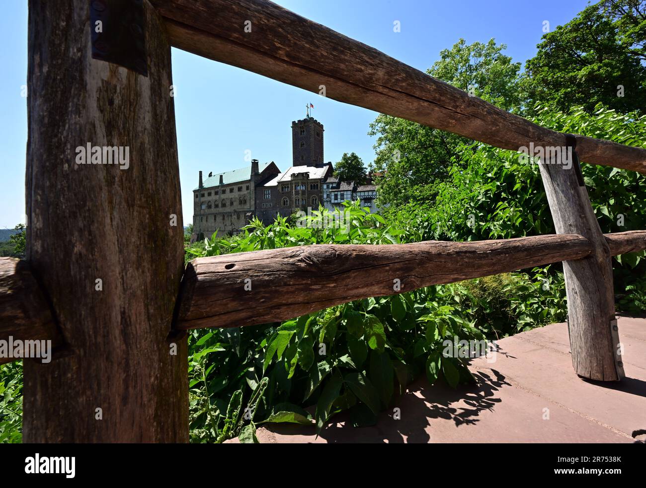 Eisenach, Deutschland. 12. Juni 2023. Die Sonne scheint über der Wartburg. Die Sonderausstellung "Wartburg-Mythos". 10 Questions to the Ideal Castle“ wird am 13. Juni eröffnet und kann bis zum 07. Januar 2024 eingesehen werden. 1999 wurde die Wartburg als erstes und einziges Schloss Deutschlands von der UNESCO zum Weltkulturerbe erklärt. Mit der Ausstellung soll erforscht werden, warum die Wartburg so stark im öffentlichen Bewusstsein verankert ist und wie dieses reiche historische und kulturelle Erbe auch in Zukunft einen Einfluss haben kann. Kredit: Martin Schutt/dpa/Alamy Live News Stockfoto