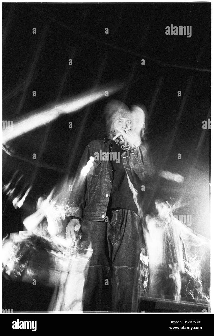 Black EYED PEAS, YOUNG, READING FESTIVAL, 2000: The Black Eyed Peas Playing a Early Career Konzert on the Dance Stage at Reading Festival, 26. August 2000. Foto: Rob Watkins. INFO: Elektronische Geräusche. Bekannt für globale Hits wie „I Got Feeling“ und „Where is the Love?“, sind sie zu Ikonen von Partyhymnen geworden, die sich über die Charts hinwegsetzen und Genre widersetzen. Stockfoto