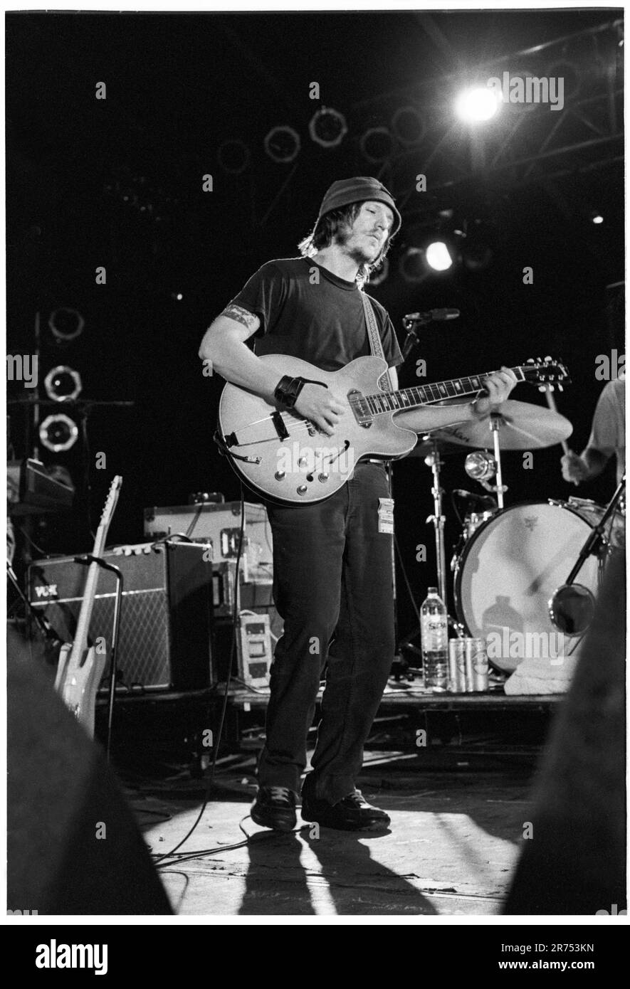 ELLIOTT SMITH, READING FESTIVAL, 2000: Sänger und Songwriter Elliott Smith (1969–2003), der am 27. August 2000 live im Melody Maker Tent beim Reading Festival in England spielte. Foto: Rob Watkins. INFO: Elliott Smith, ein einflussreicher Singer-Songwriter, hinterließ mit eindringlich schönen Melodien und introspektiven Texten eine unauslöschliche Spur in der Indie Folk-Szene. Alben wie entweder/Or und XO zeigten sein rotes Talent, aber sein tragischer Tod im Jahr 2003 fügte seinem Vermächtnis eine ergreifende Schicht hinzu. Stockfoto