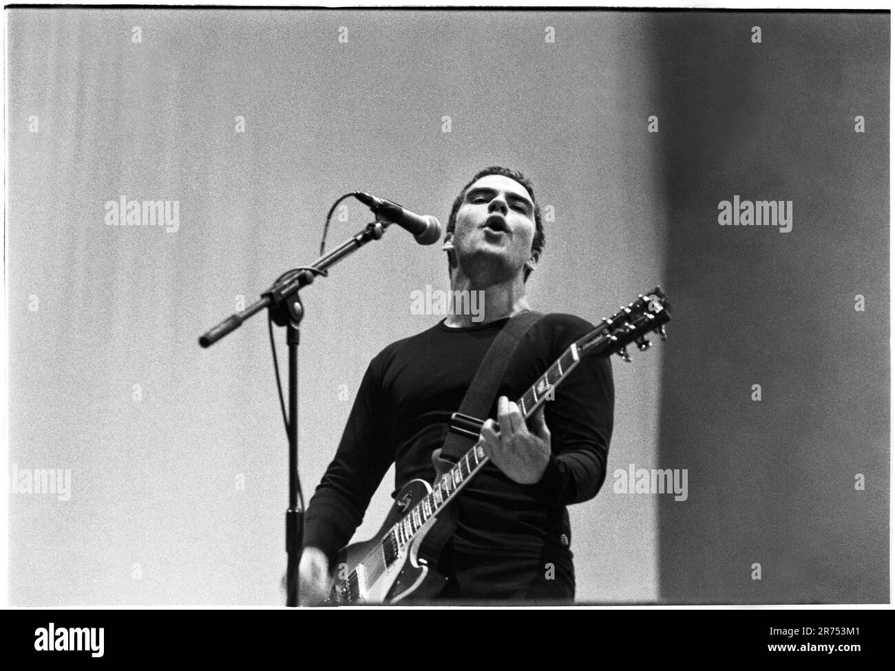 KELLY JONES, STEREOPHONICS, READING FESTIVAL HEADLINERS, 2000: Sänger Kelly Jones von Stereophonics Headliner Sunday Night at Reading Festival, 27. August 2000. 1997 waren sie Bottom of the Bill und die erste Band auf der Main Stage des gleichen Festivals. Foto: Rob Watkins. INFO: Stereophonics, eine walisische Rockband, entstand in den 1990er Jahren als prominente Persönlichkeiten im britischen Rock. Mit Kelly Jones' rasenden Vocals und Hits wie Dakota erzielten sie kommerziellen Erfolg. Ihre Diskografie spiegelt eine vielfältige Mischung von Rockgenres wider. Stockfoto