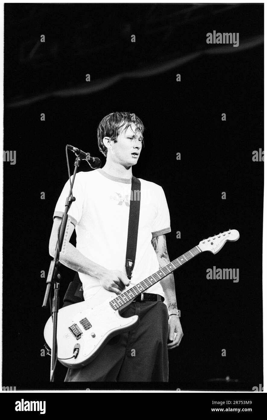 Tom DeLonge spielt mit Blink-182 beim Reading Festival, 27. August 2000. Foto: Rob Watkins Stockfoto