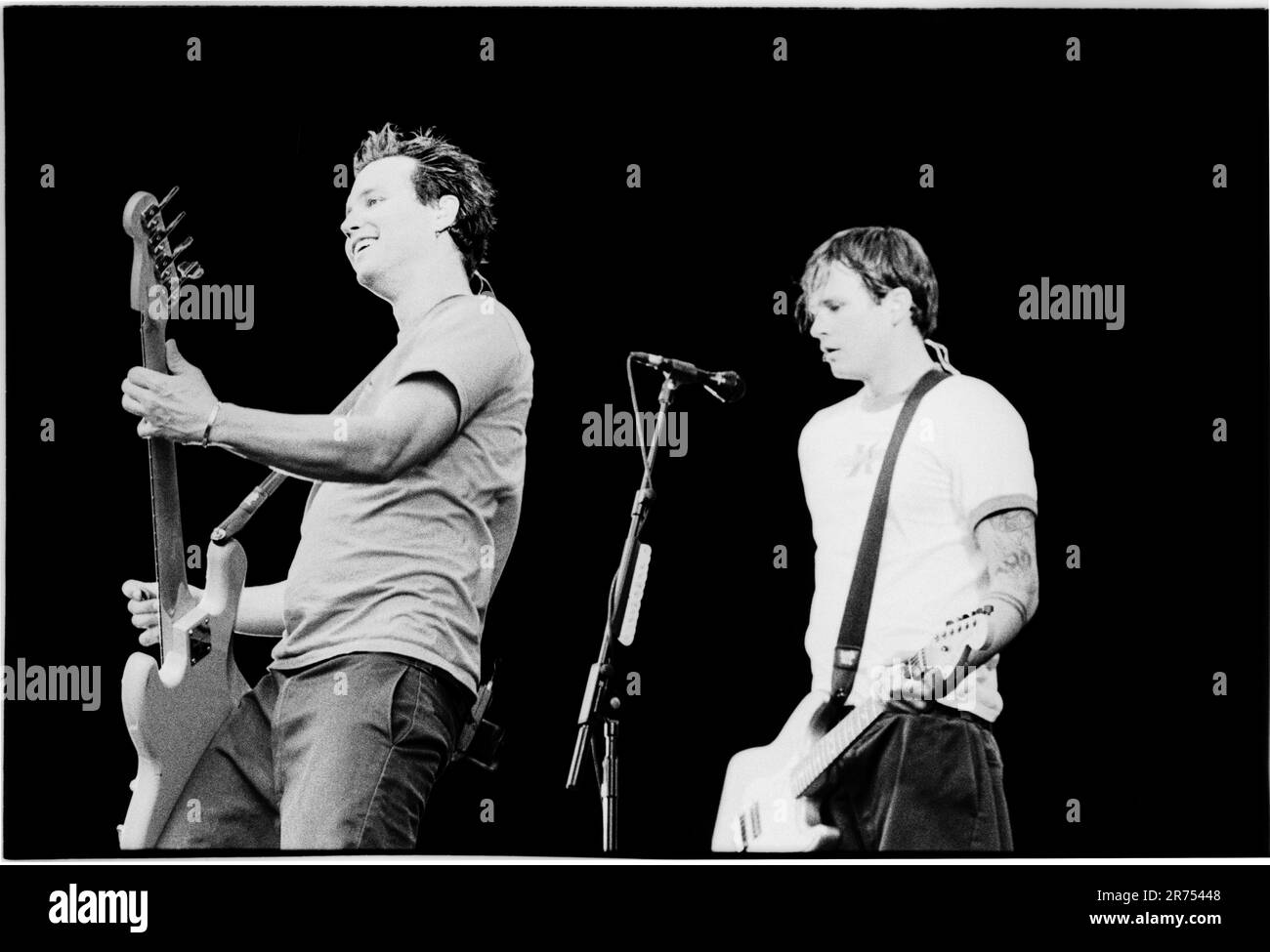 Mark Hoppus Bass und Tom DeLonge spielen mit Blink-182 beim Reading Festival, 27. August 2000. Foto: Rob Watkins Stockfoto