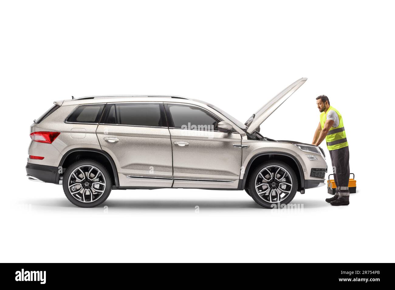 PKW-Mechaniker reparieren einen SUV mit offener Motorhaube, isoliert auf weißem Hintergrund Stockfoto