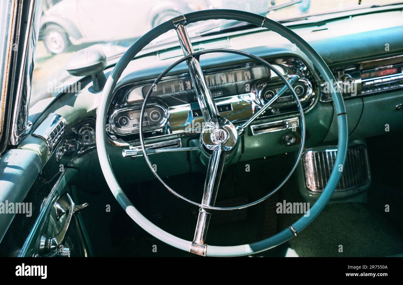 Sevilla, Spanien - 12. April 2023: Im alten Cadillac Eldorado Luxusfahrzeug aus den USA mit Lenkradlenkung und Automatikgetriebe Stockfoto