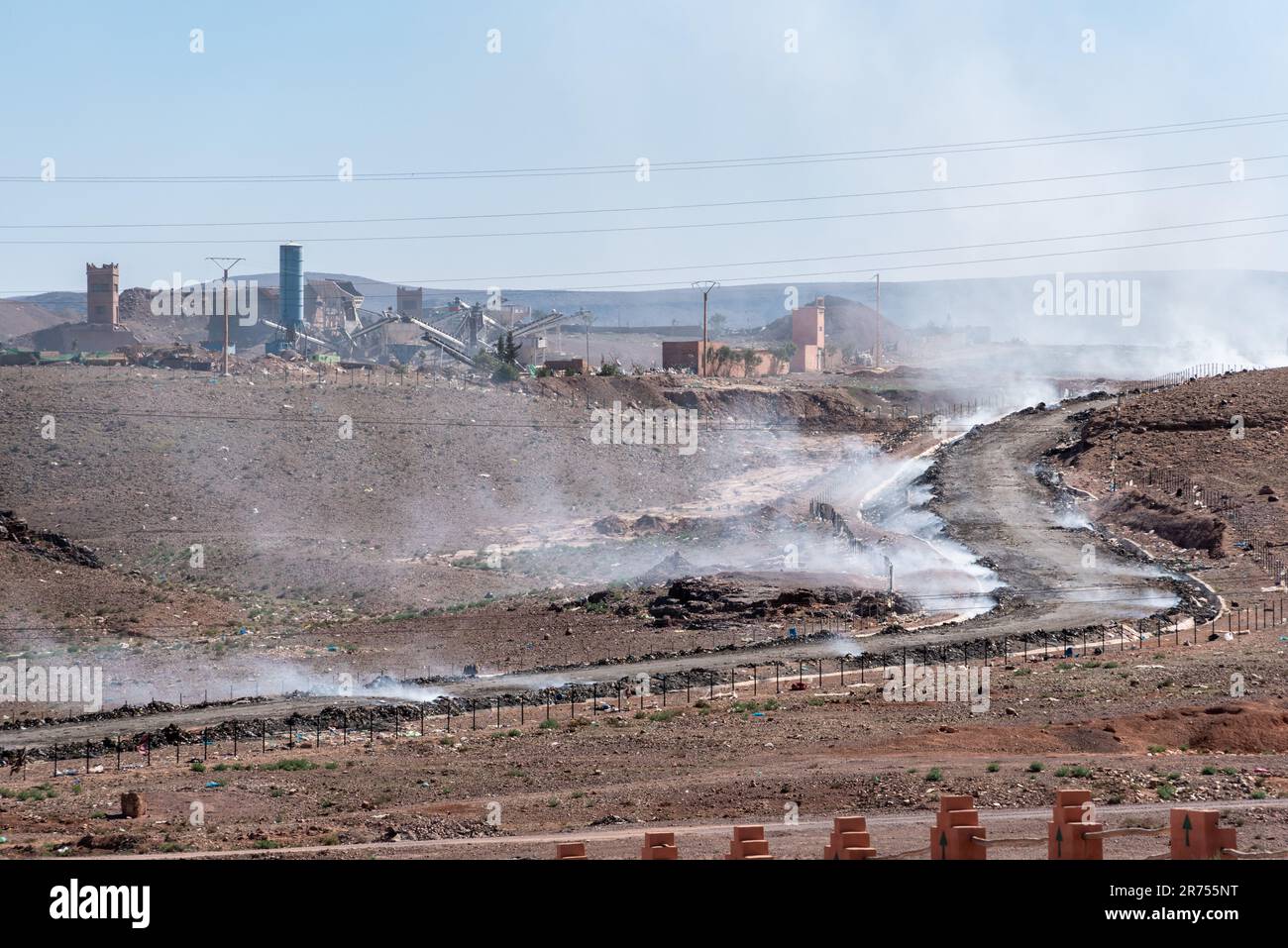 Müll wird neben der Straße in der Nähe des Draa-Tals in Marokko verbrannt Stockfoto