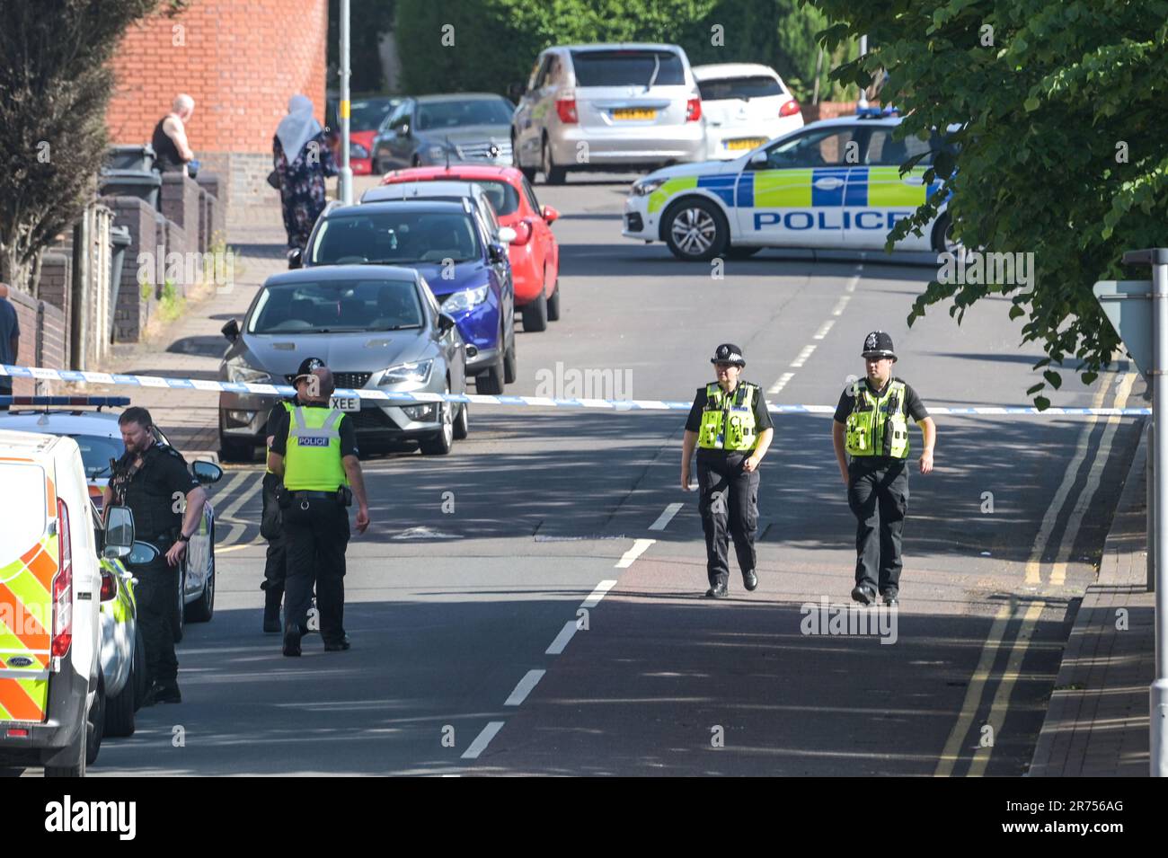 Hunters Road, Hockley, Birmingham 13. Juni 2023 - West Midlands Police on Hunters Road, nachdem ein 41-jähriger Mann an einer Bushaltestelle in Birmingham am Montagabend erstochen wurde. Ein Gerichtsmediziner wurde mit einem Scanner gesehen, um den Tatort in der Hockley-Gegend der Stadt zu kartografieren. Die Offiziere haben zwei Leute verhaftet. Die Sanitäter riefen gestern nach 8pm Uhr die Polizei zur Hunters Road in Hockley, aber trotz ihrer Bemühungen starb der 41-jährige Mann am Tatort. Seine Familie wurde informiert. Kredit: Stop Press Media/Alamy Live News Stockfoto