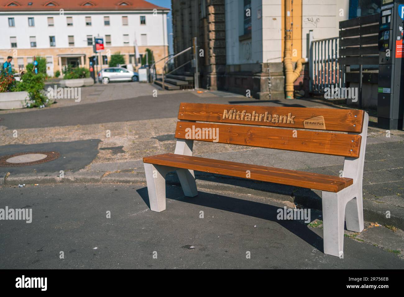 Anhalter (Mitfahrbank) am Bahnhofsplatz in Neustadt an der Weinstraße, Deutschland Stockfoto