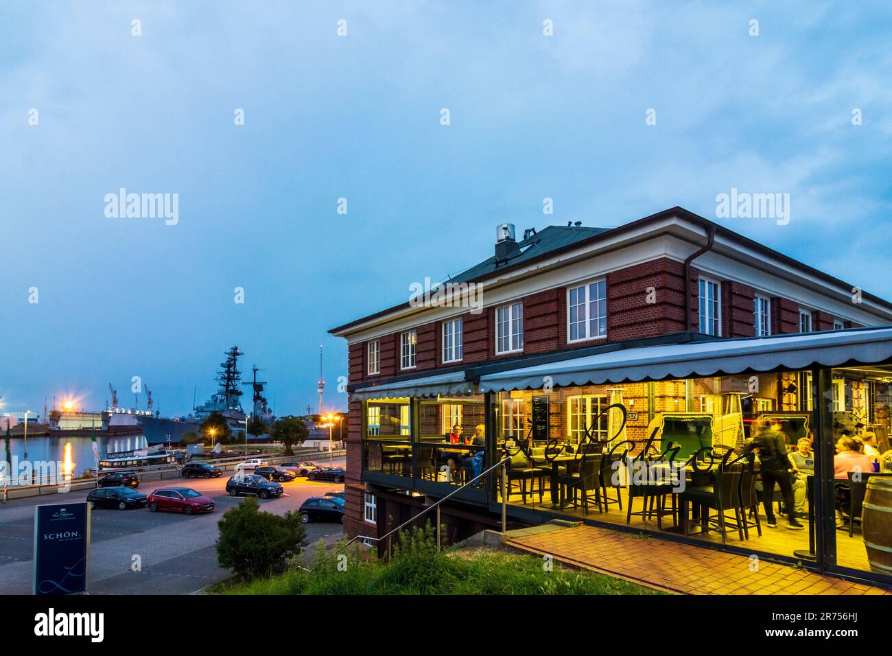 Wilhelmshaven, Restaurant 'Le Patron am Meer', Kaiser-Wilhelm-Brücke, Hafen Innenhafen, Kriegsschiffe im Deutschen Marinemuseum, Antennenstützturm der Verkehrskontrollzentrale in Nordsee, Niedersachsen Stockfoto