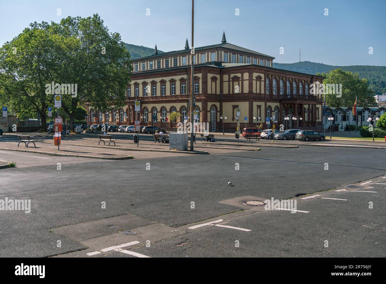 Bushaltestellen am Bahnhofplatz mit dem Saalbau in Neustadt an der Weinstraße, Deutschland Stockfoto