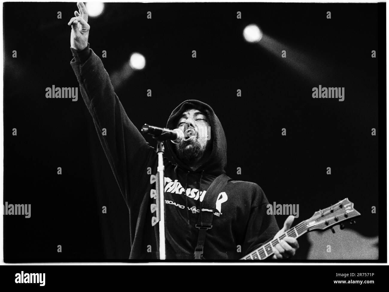 DEFTONES, READING FESTIVAL, 2000: Chino Moreno of Deftones Playing at Reading Festival, 26. August 2000. Foto: Rob Watkins. INFO: Deftones ist eine US-amerikanische Alternative-Metal-Band, die 1988 in Sacramento gegründet wurde. Bekannt für ihren atmosphärischen Sound, der Metal, Shoegaze und experimentellen Rock verbindet, sind sie in der Nu-Metal-Szene einflussreich. Ihre Musik beschäftigt sich mit Themen wie Intensität und Emotionen. Stockfoto