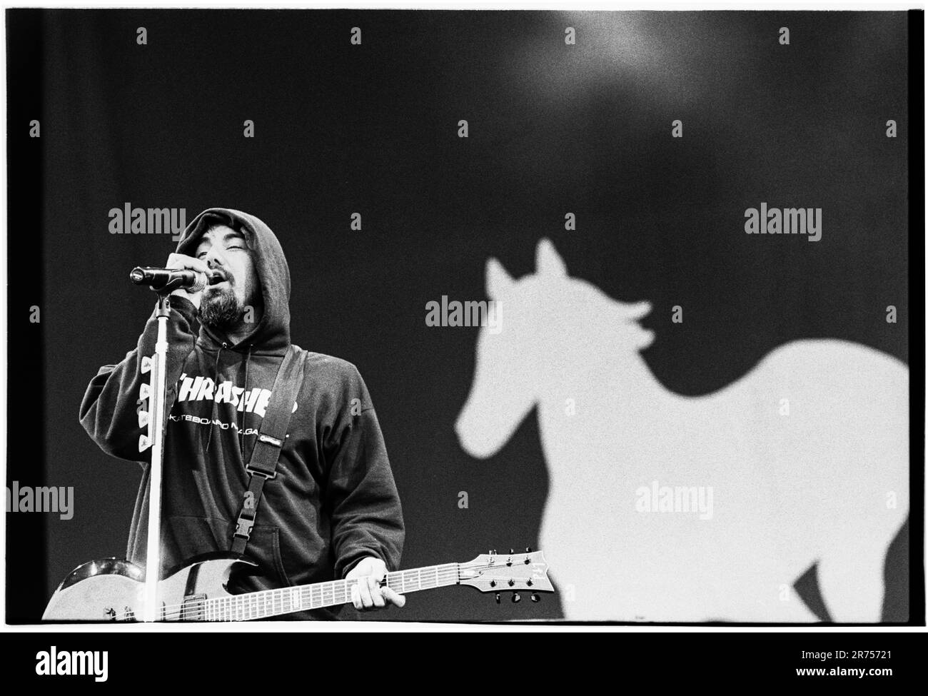 DEFTONES, READING FESTIVAL, 2000: Chino Moreno of Deftones Playing at Reading Festival, 26. August 2000. Foto: Rob Watkins. INFO: Deftones ist eine US-amerikanische Alternative-Metal-Band, die 1988 in Sacramento gegründet wurde. Bekannt für ihren atmosphärischen Sound, der Metal, Shoegaze und experimentellen Rock verbindet, sind sie in der Nu-Metal-Szene einflussreich. Ihre Musik beschäftigt sich mit Themen wie Intensität und Emotionen. Stockfoto