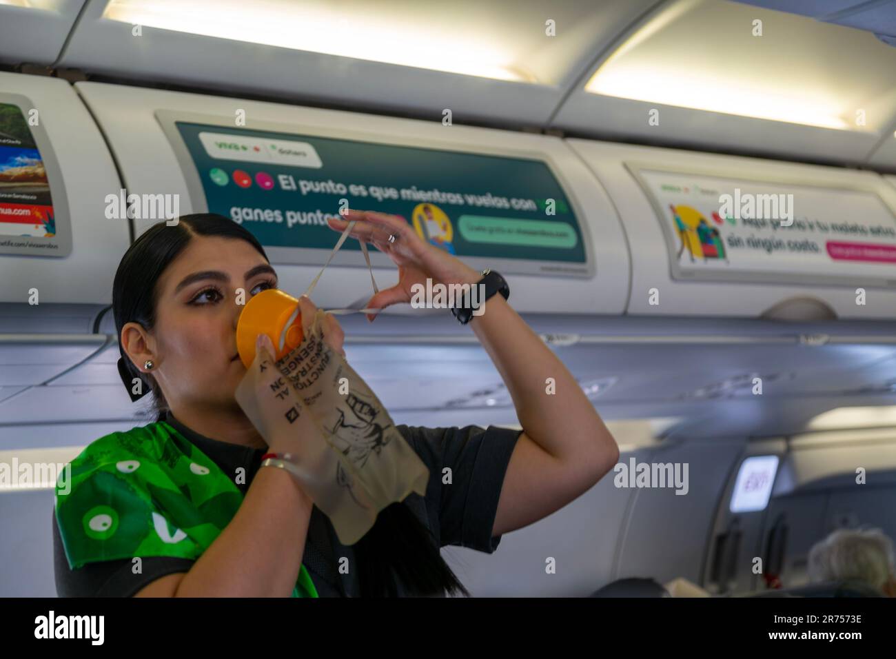 Weibliches Mitglied der Flugbesatzung von Viva Aerobus gibt Sicherheitsanweisungen über Luftmaske, Merida, Mexiko Stockfoto