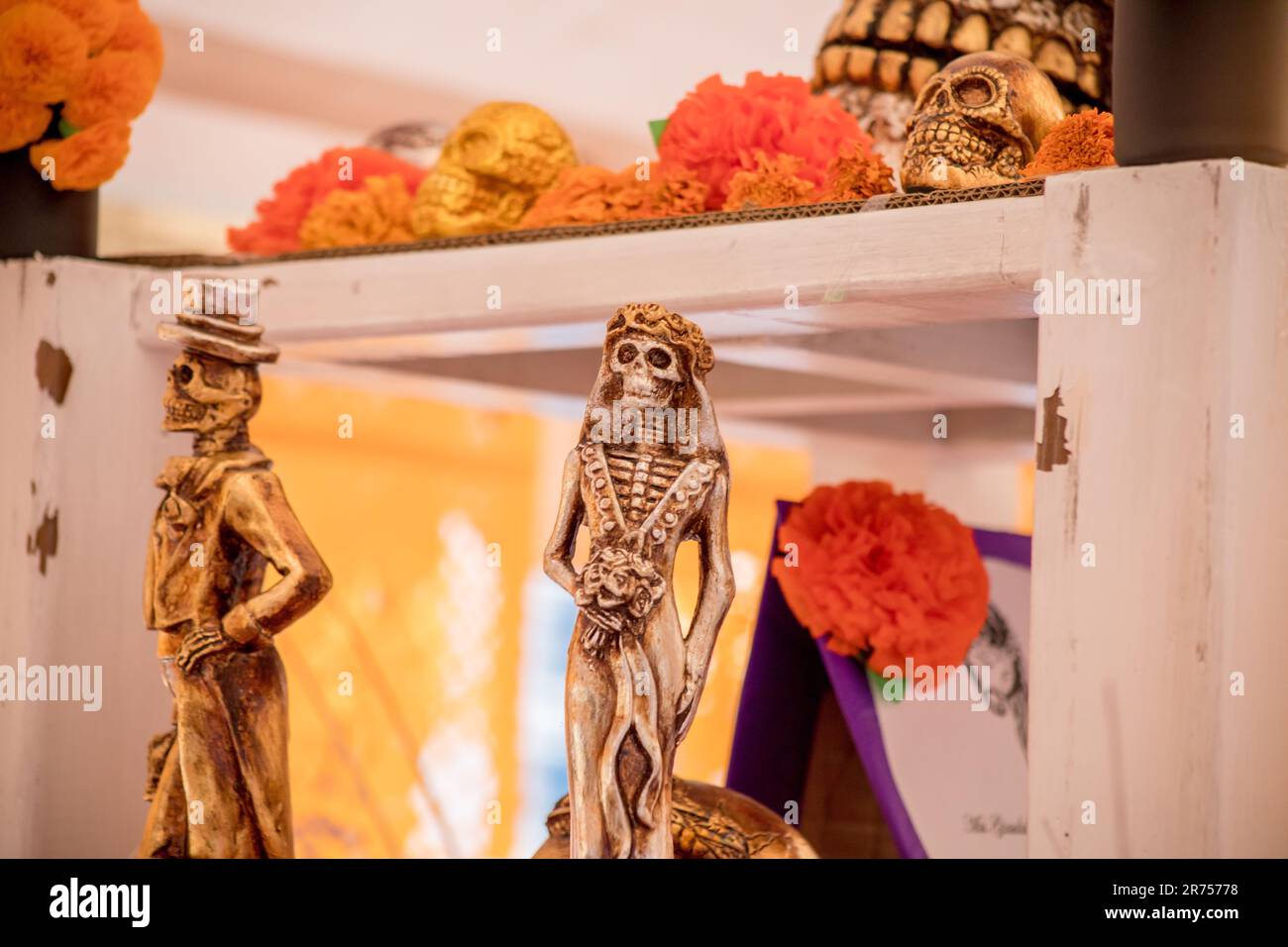 Dieses Foto zeigt ein Set aus drei Goldfiguren in Form eines menschlichen Skeletts und einer Person Stockfoto