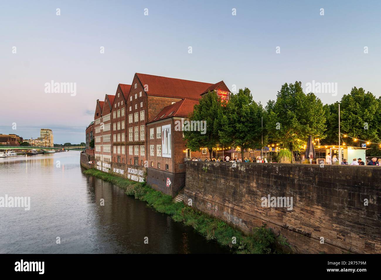 Bremen, Weser, Halbinsel Teerhof, Weserburg Museum für moderne Kunst, Freiluftrestaurant, Deutschland Stockfoto