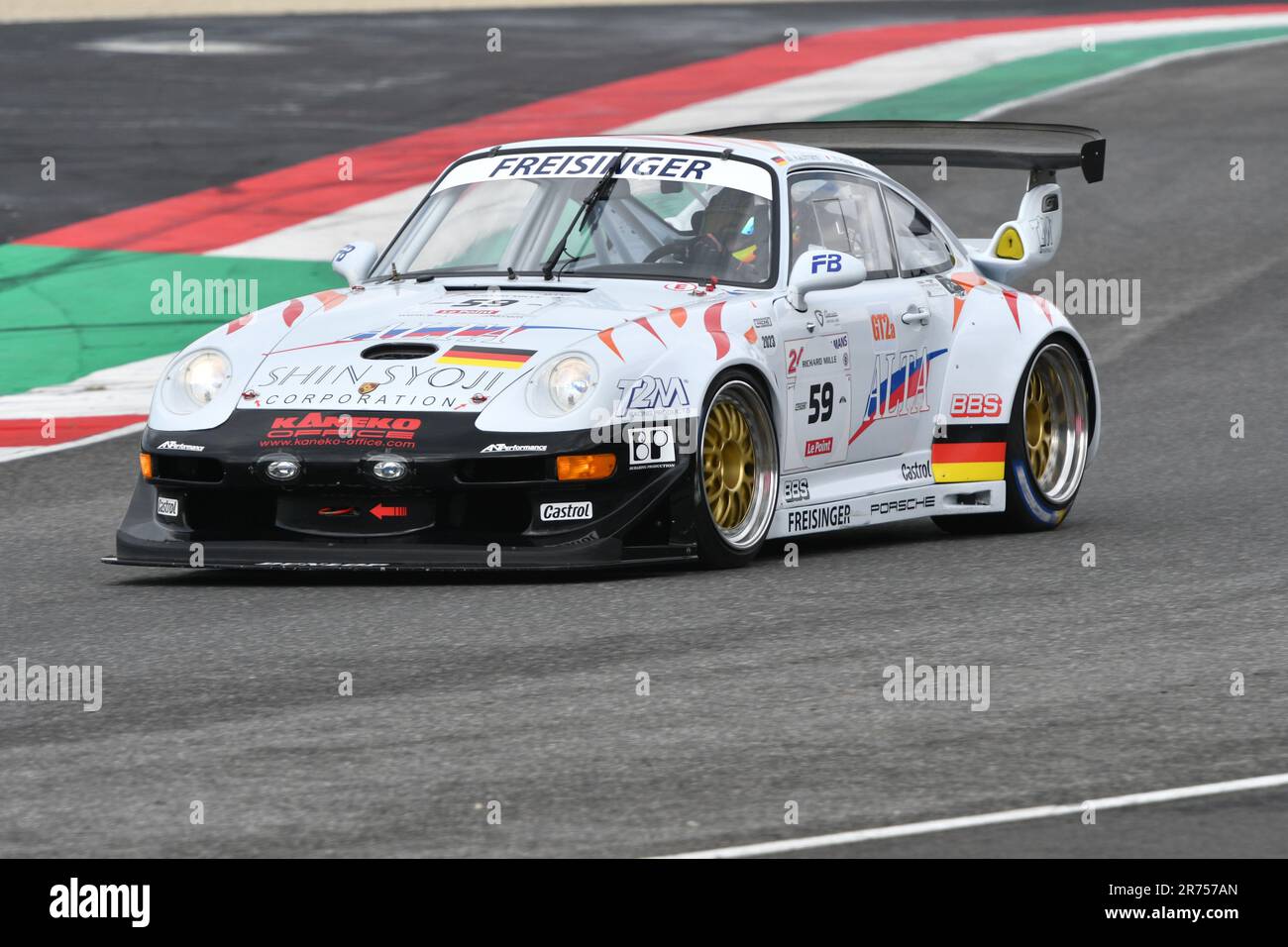 Scarperien, 2. April 2023: Porsche 993 GT2 Evo Jahr 1999 in Aktion während Mugello Classic 2023 auf dem Mugello Circuit in Italien. Stockfoto