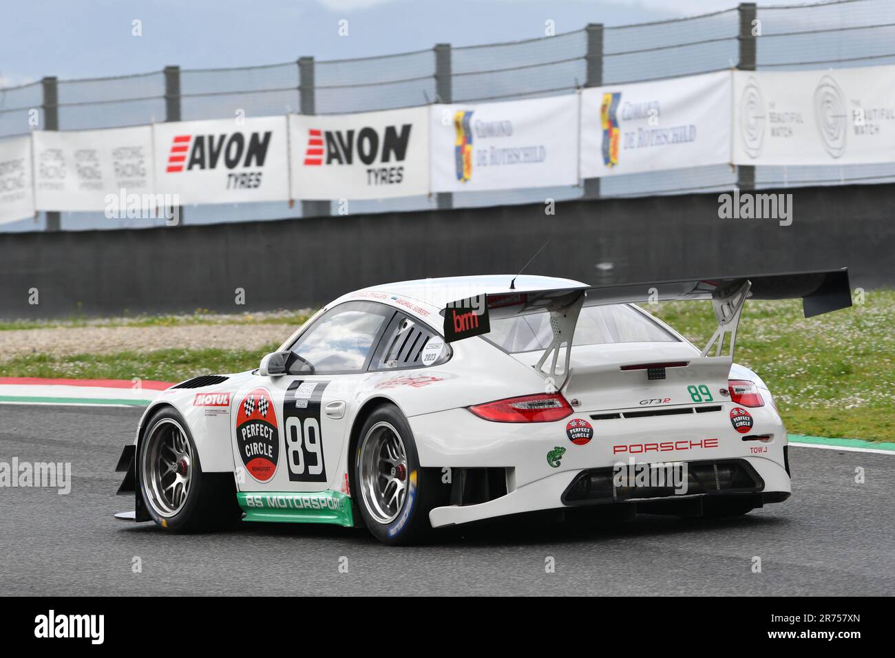 Scarperien, 2. April 2023: Porsche 997 GT3 R Jahr 2010 in Aktion während des Mugello Classic 2023 auf dem Mugello Circuit in Italien. Stockfoto