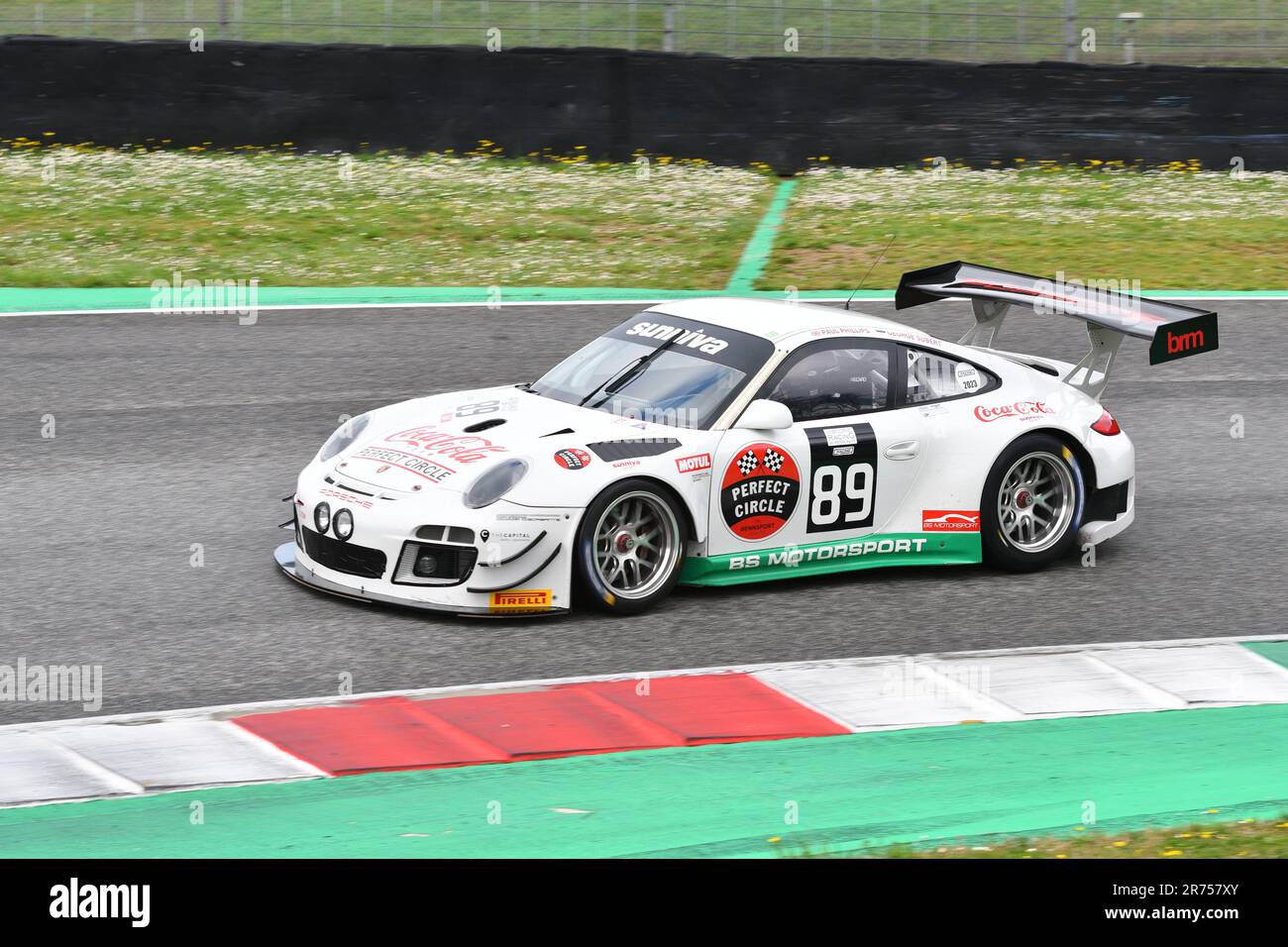 Scarperien, 2. April 2023: Porsche 997 GT3 R Jahr 2010 in Aktion während des Mugello Classic 2023 auf dem Mugello Circuit in Italien. Stockfoto