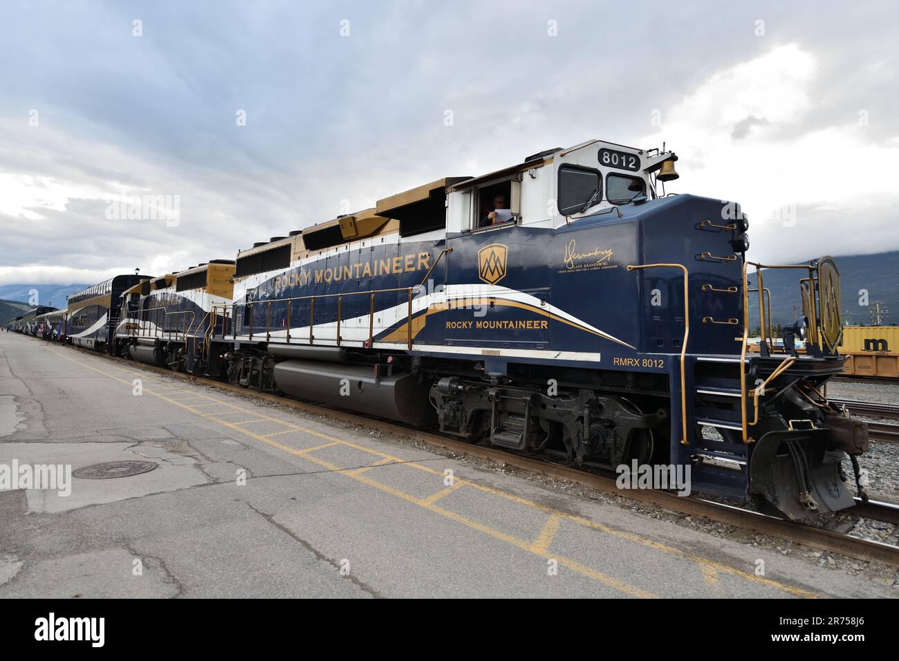 Eine Rocky Mountaineer Personenlokomotive und Kutschen, die sich auf die Abfahrt vom Bahnhof Jasper, Kanada, vorbereiten. Stockfoto