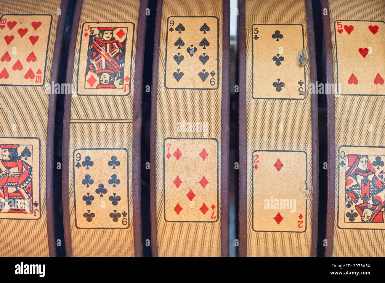 Nahaufnahme eines verwitterten alten Spielautomaten mit Spielkarten Stockfoto