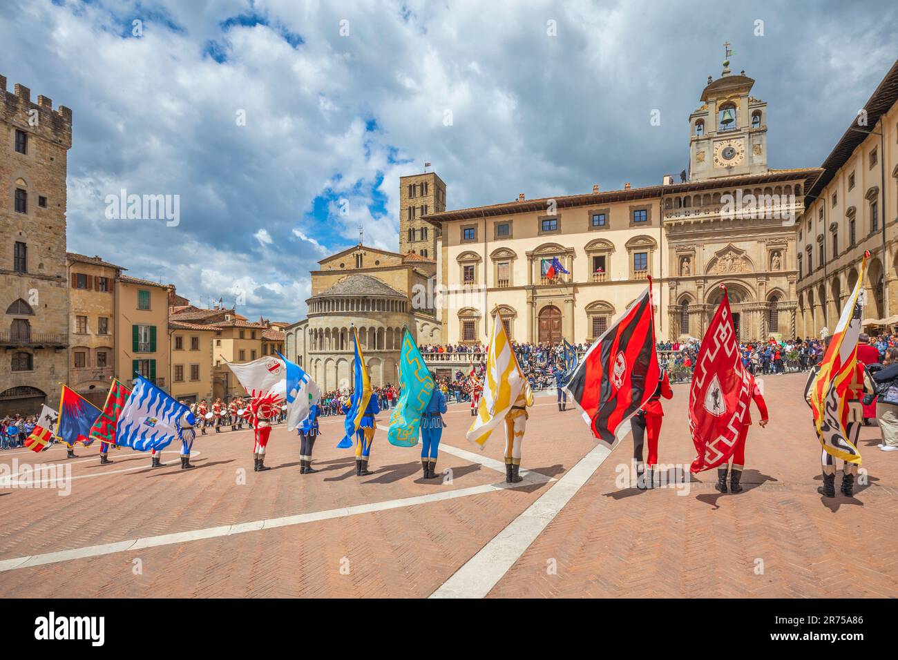 Italien, Toskana, Arezzo, die Fahnenschwinger auf dem Hauptplatz von Arezzo, Piazza Grande voller Touristen Stockfoto