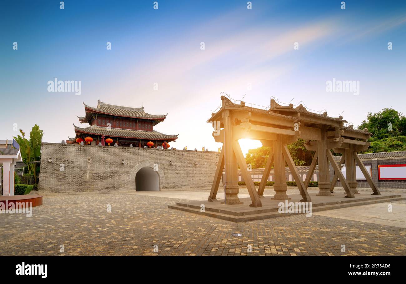 Die Landschaft des antiken Stadttors in der Dämmerung, Sanya, Hainan Island, China Stockfoto