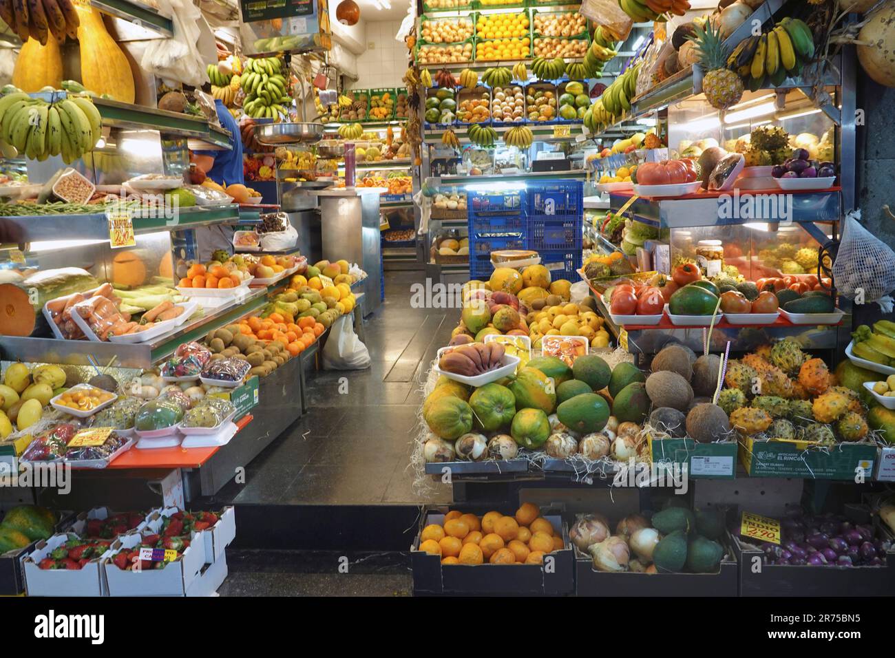 Große Auswahl an Obst und Gemüse in der Markthalle Mercado de Vegueta, Kanarische Inseln, Gran Canaria, Las Palmas Stockfoto