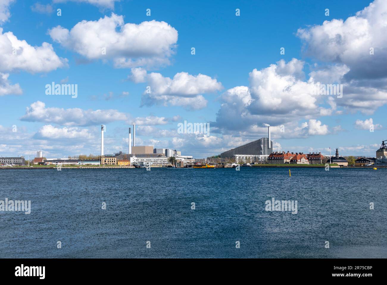 Amager Bakke, Müllverbrennungsanlage, Copenhill, weiße Wolken, Amager, Kopenhagen, Dänemark Stockfoto