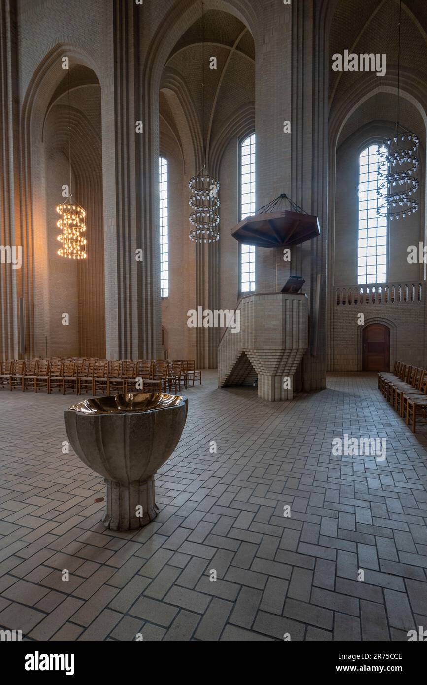 Grundvig-Kirche, Inneneinrichtung mit Taufe, Kopenhagen, Dänemark Stockfoto