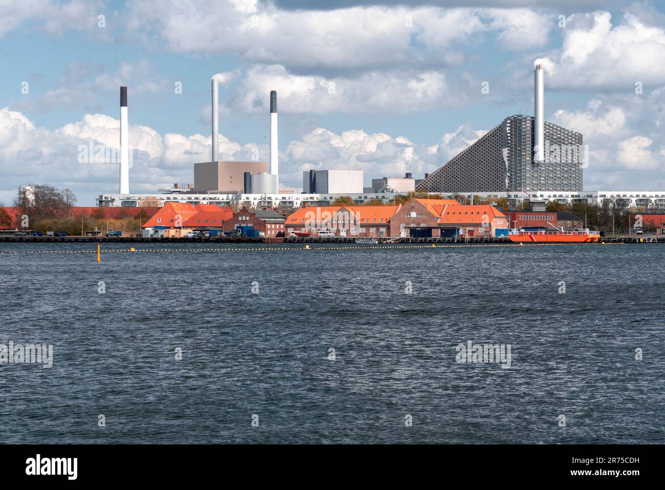 Amager Bakke Waste-to-Energy plant, Copenhill, Sloping Roof is a Ski Piste, Amager, Kopenhagen, Dänemark Stockfoto
