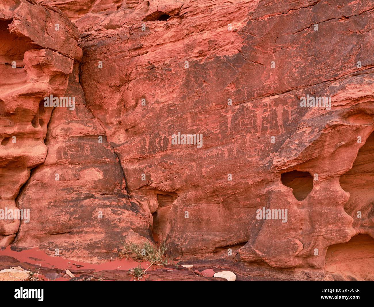 Auf der Straße in Wadi Rum, Jordanien Stockfoto