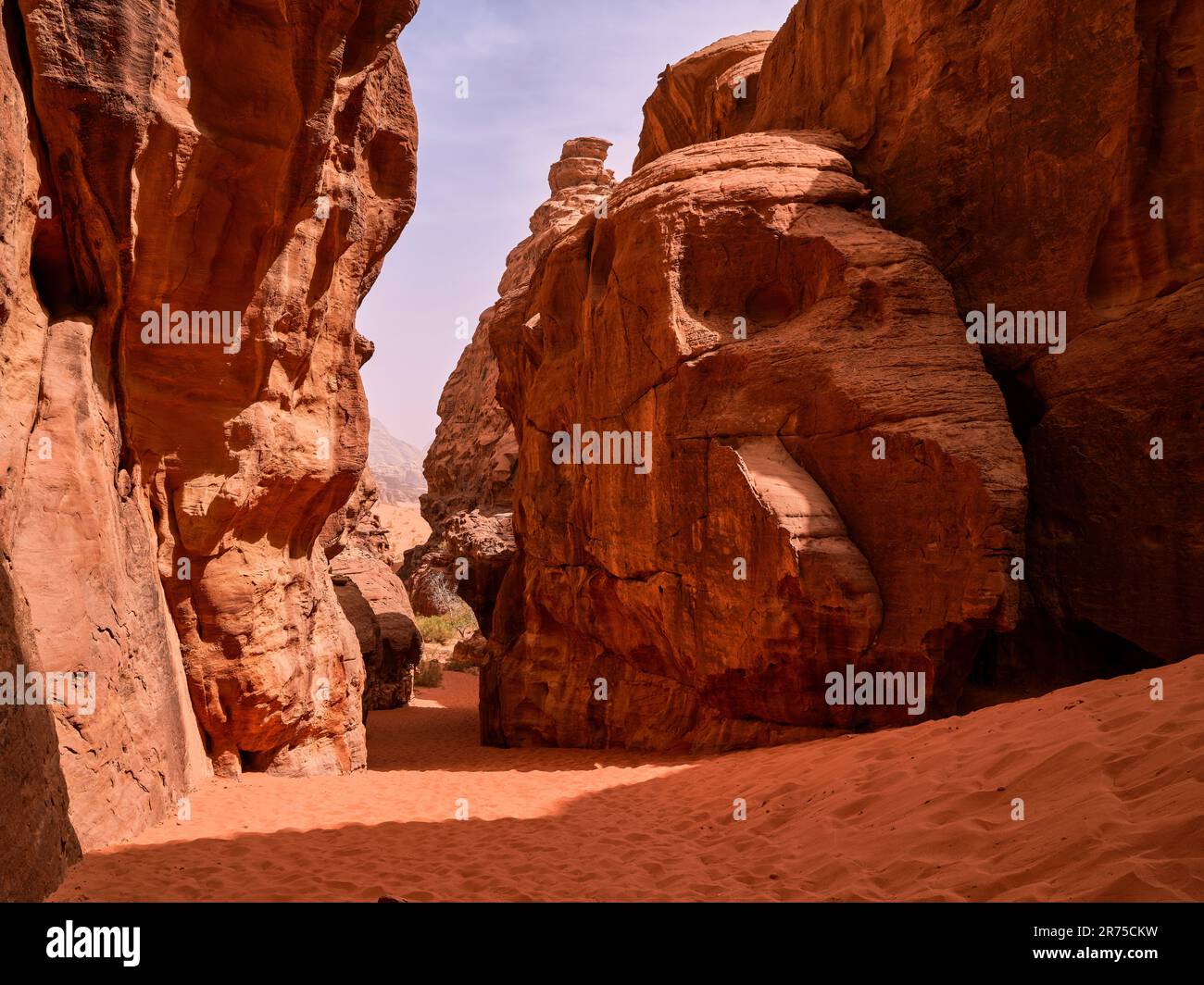 Auf der Straße in Wadi Rum, Jordanien Stockfoto