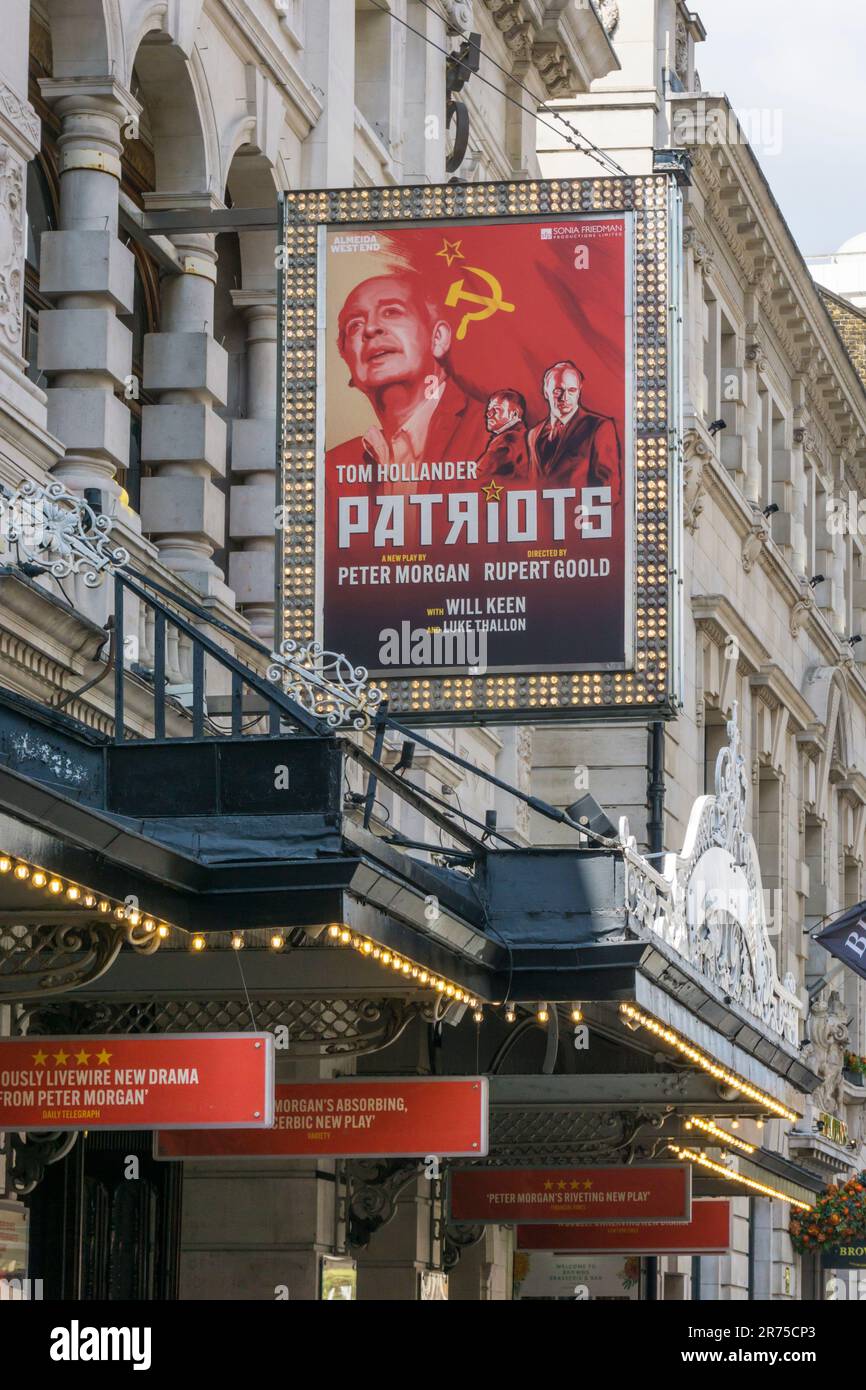 Ein Zeichen für die Almeida-Produktion der Patrioten von Peter Morgan im Noel Coward Theater. Stockfoto