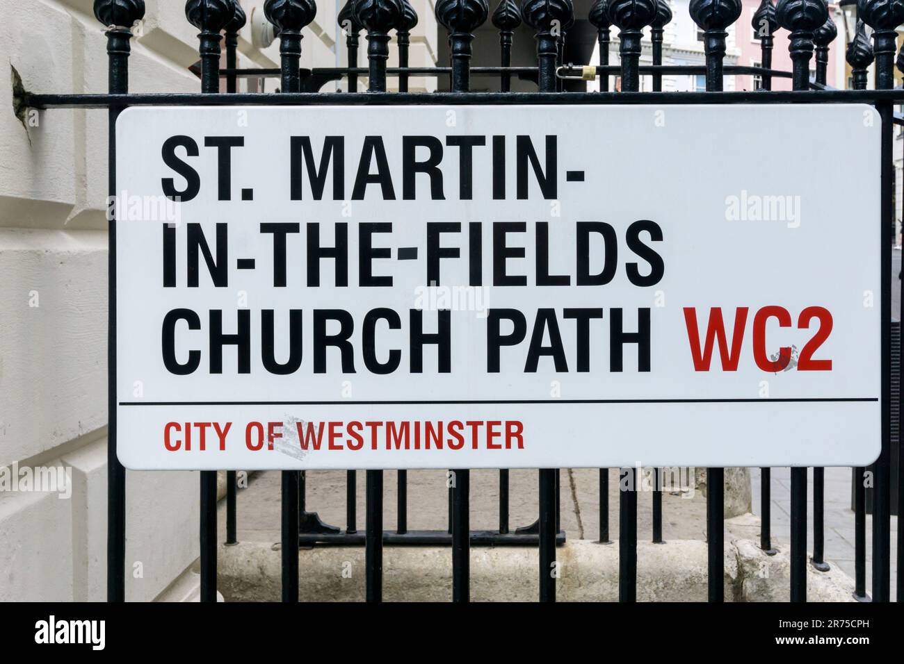Ein Straßenschild für den St. Martin-in-the-Fields Church Path in Westminster, London WC2. Vermutlich Londons längster Straßenname. Stockfoto