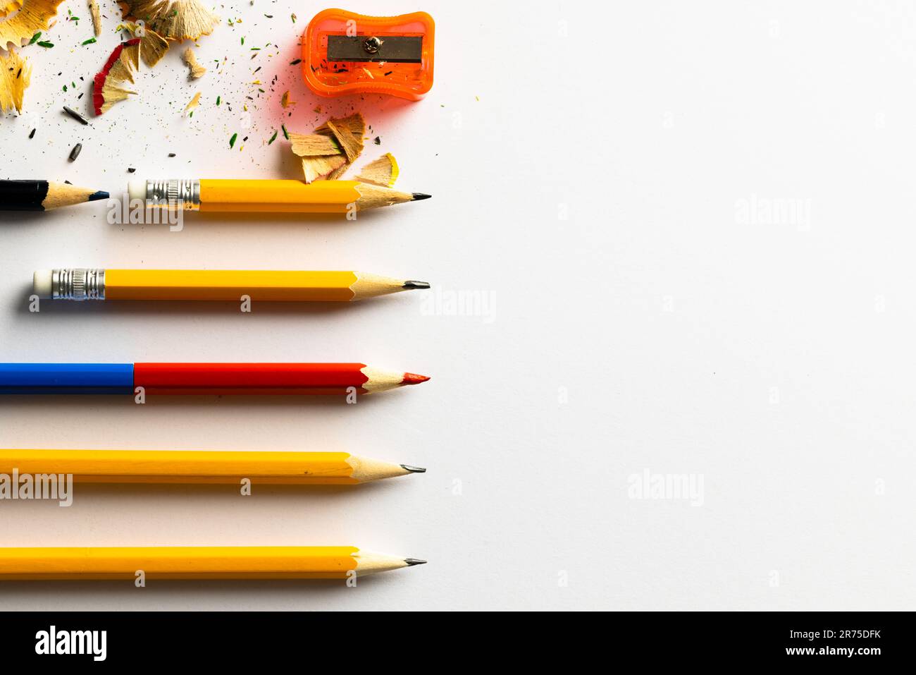 Nahaufnahme von Bleistiften mit Radiergummis in Reihe, Anspitzer mit Kopierbereich auf weißem Hintergrund. Schulmaterial, Schreiben, Zeichnen, Lernen, Schule und Bildung Stockfoto
