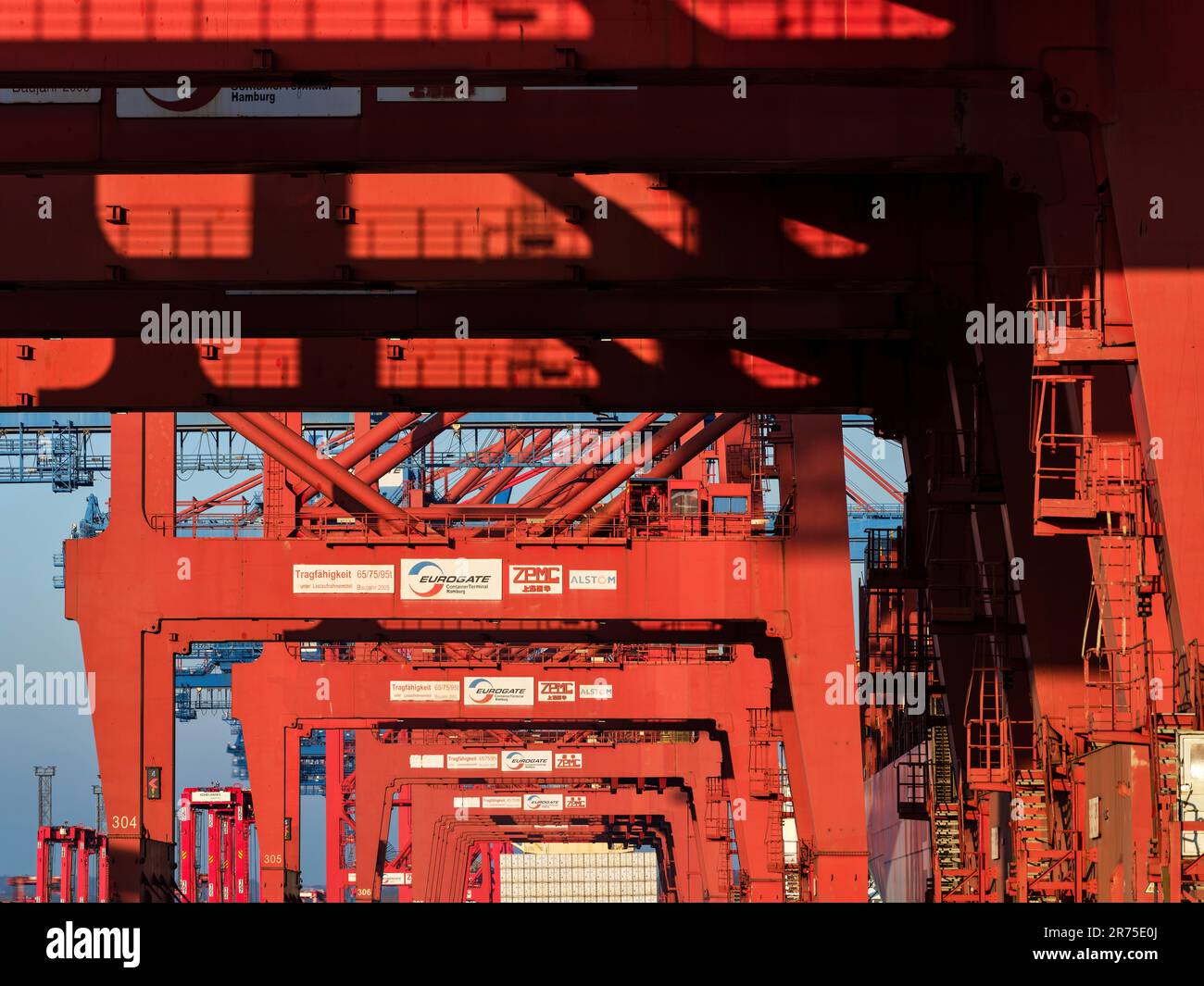 Ladekrane am Walterhofer-Hafen in Hamburg Stockfoto