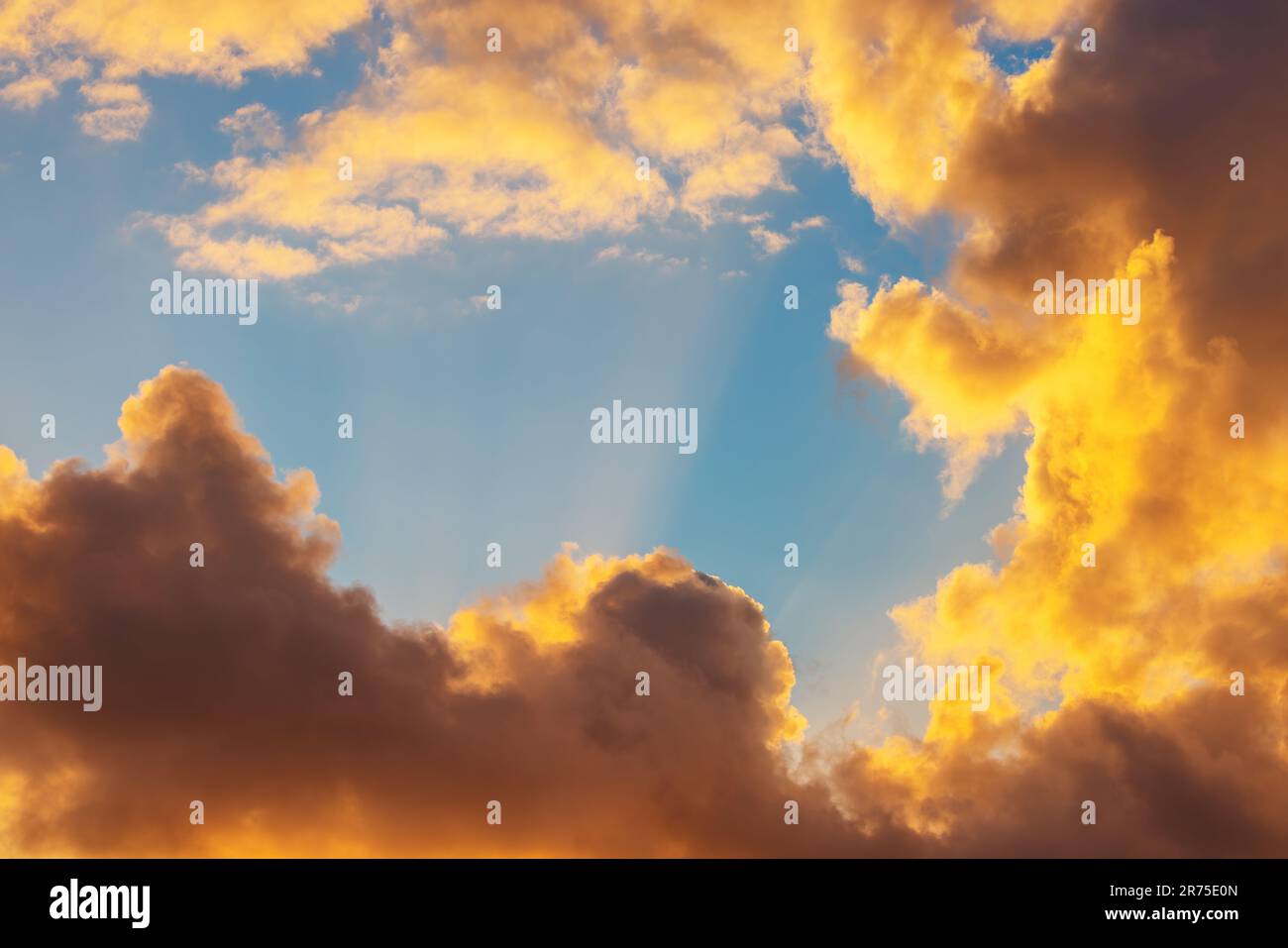 Sonnenaufgang dramatische Wolken mit Sonnenstrahlen, Gott und Himmel Stockfoto