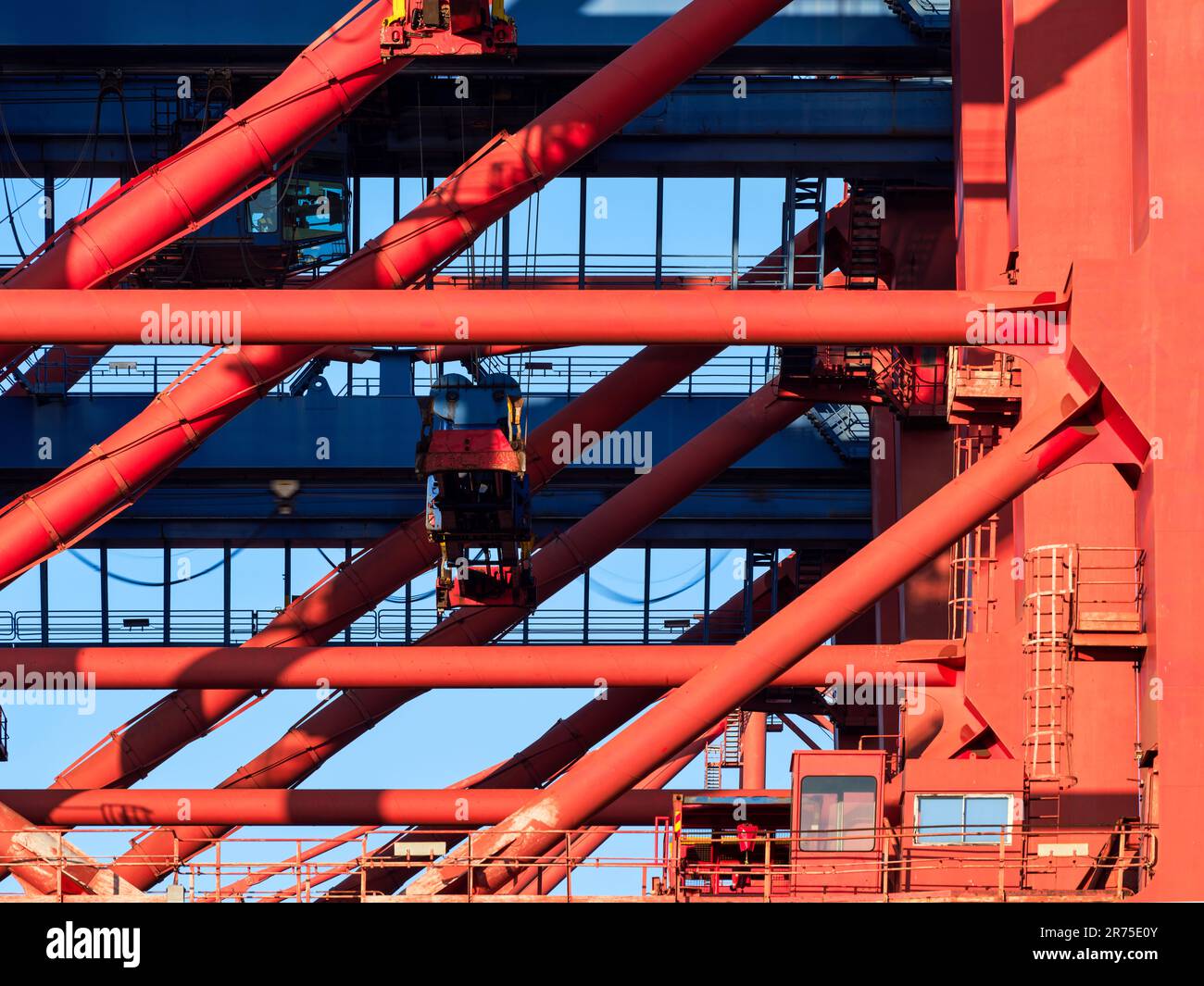 Ladekrane am Walterhofer-Hafen in Hamburg Stockfoto