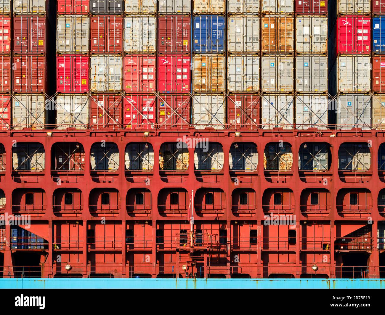 Containerschiffe im Hamburger Walterhofer Hafen Stockfoto