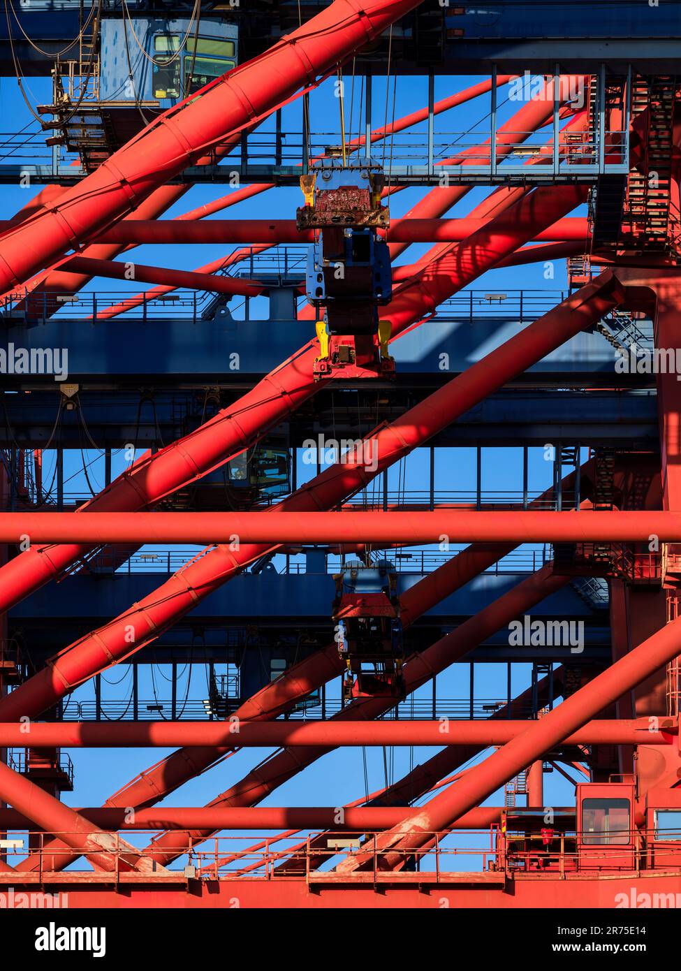 Ladekrane am Walterhofer-Hafen in Hamburg Stockfoto