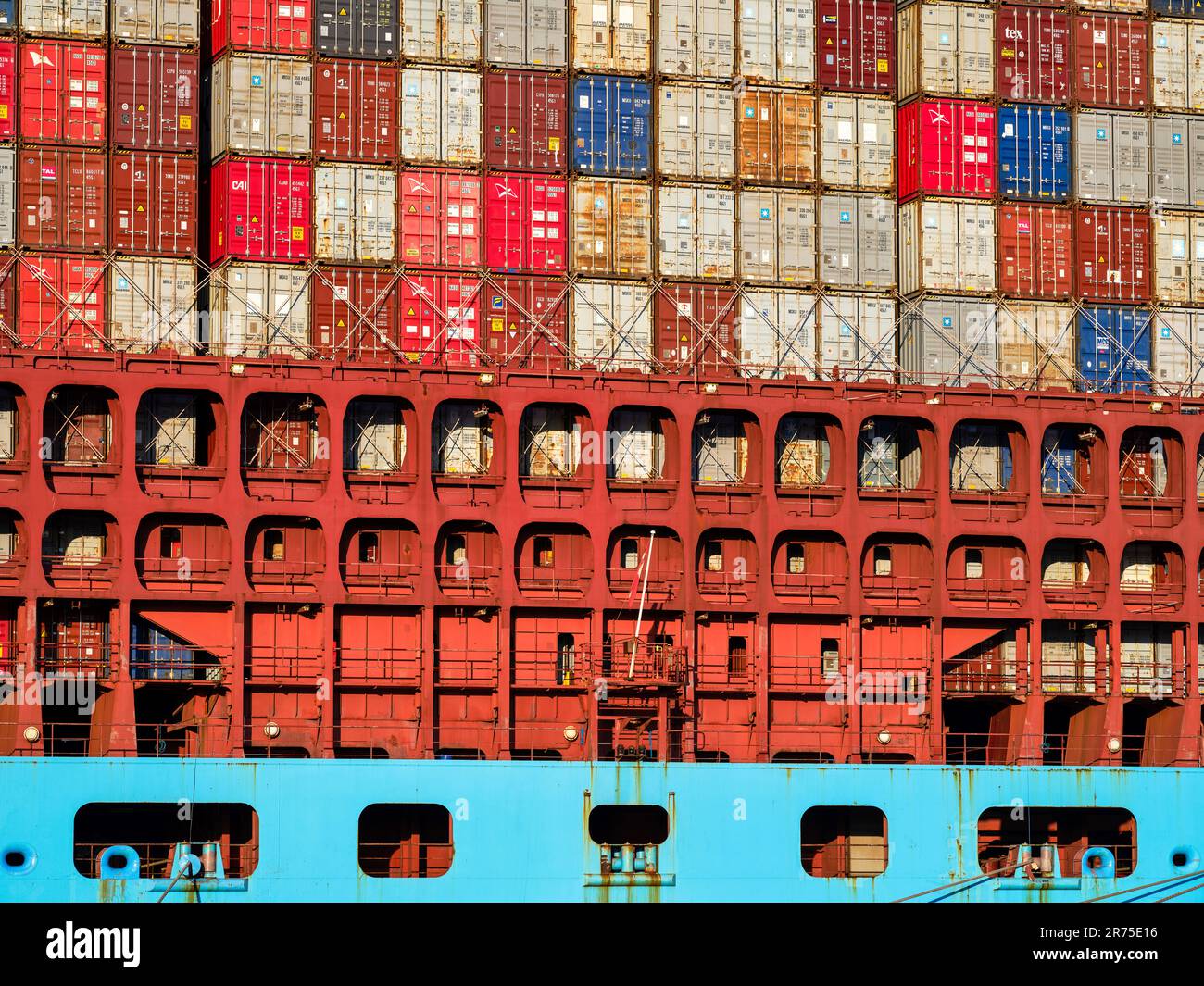 Containerschiffe im Hamburger Walterhofer Hafen Stockfoto