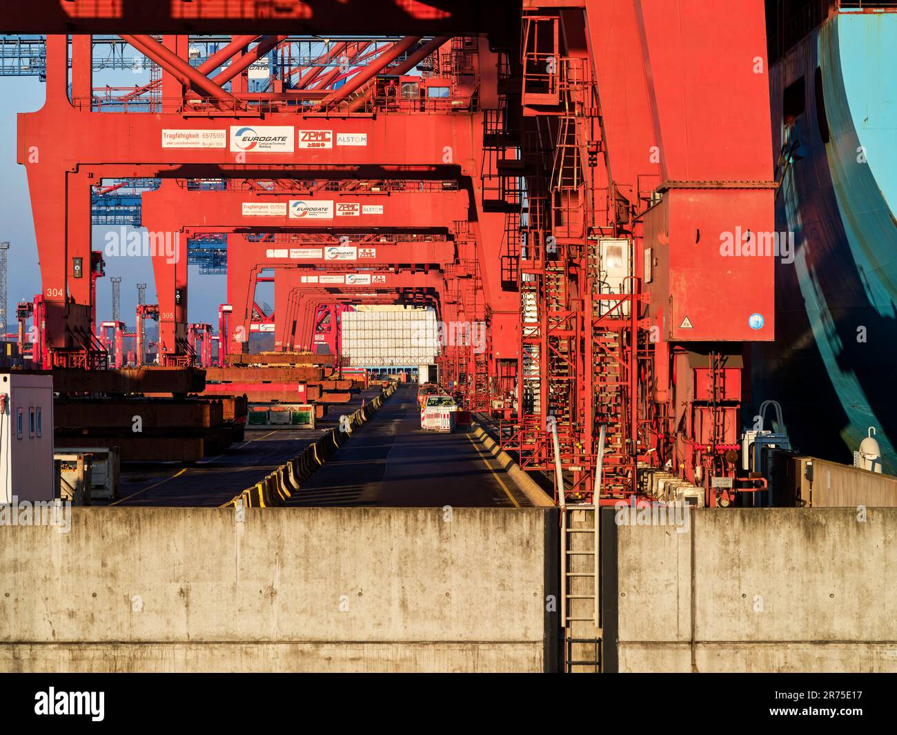 Ladekrane am Walterhofer-Hafen in Hamburg Stockfoto
