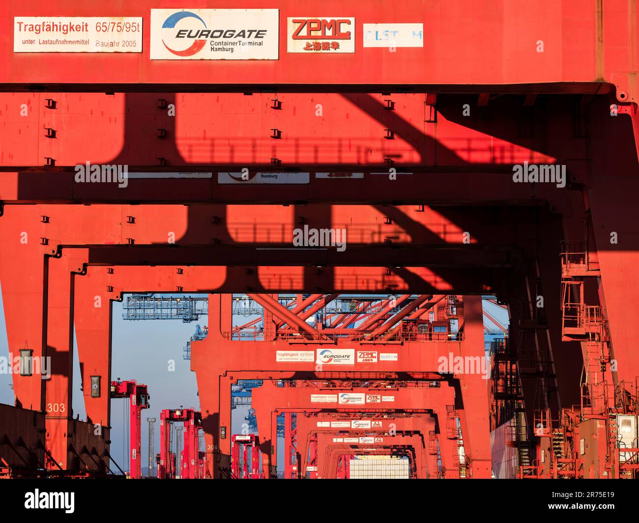 Ladekrane am Walterhofer-Hafen in Hamburg Stockfoto