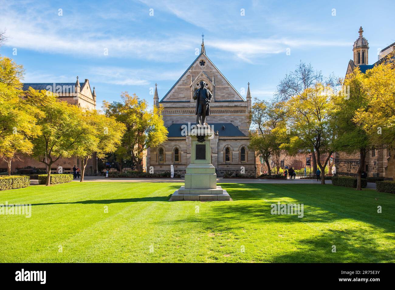 Adelaide, Südaustralien - 2. September 2019: Campus-Fassade der Universität Adelaide mit einem Denkmal der klassischen Epoche im gotischen Stil an einem Tag Stockfoto