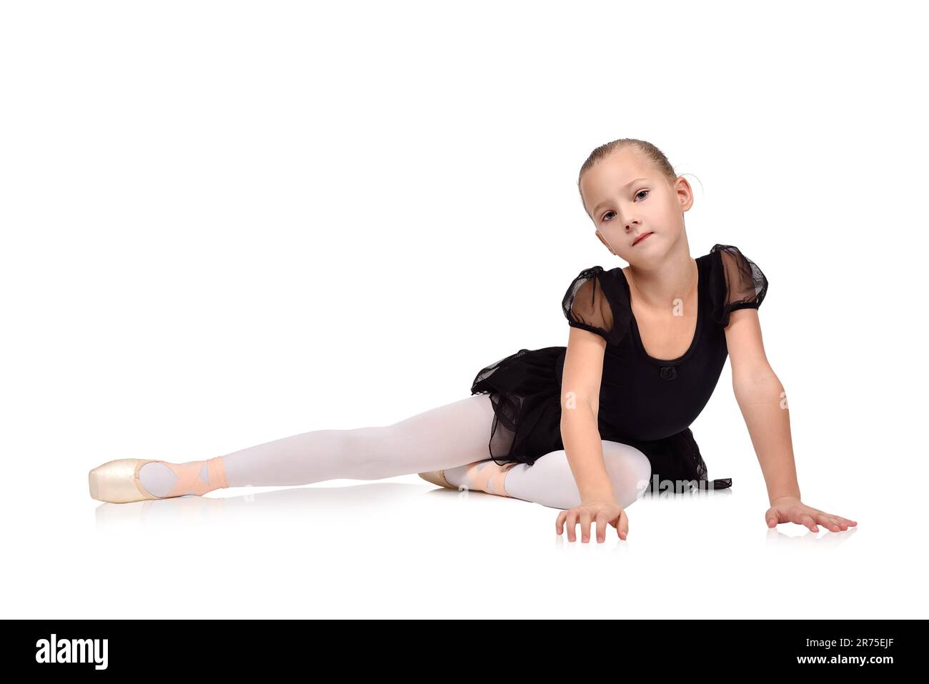 kleine Ballerina am Boden in schwarz tutu Stockfoto