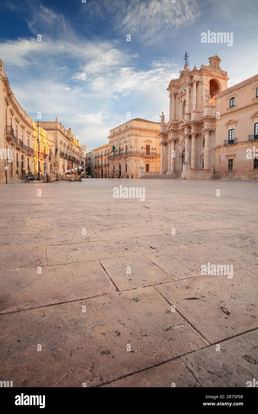 Syrakus, Sizilien, Italien. Stadtbild des historischen Zentrums von Syrakus, Sizilien, Italien mit altem Platz und Syrakus-Kathedrale bei Sonnenaufgang. Stockfoto