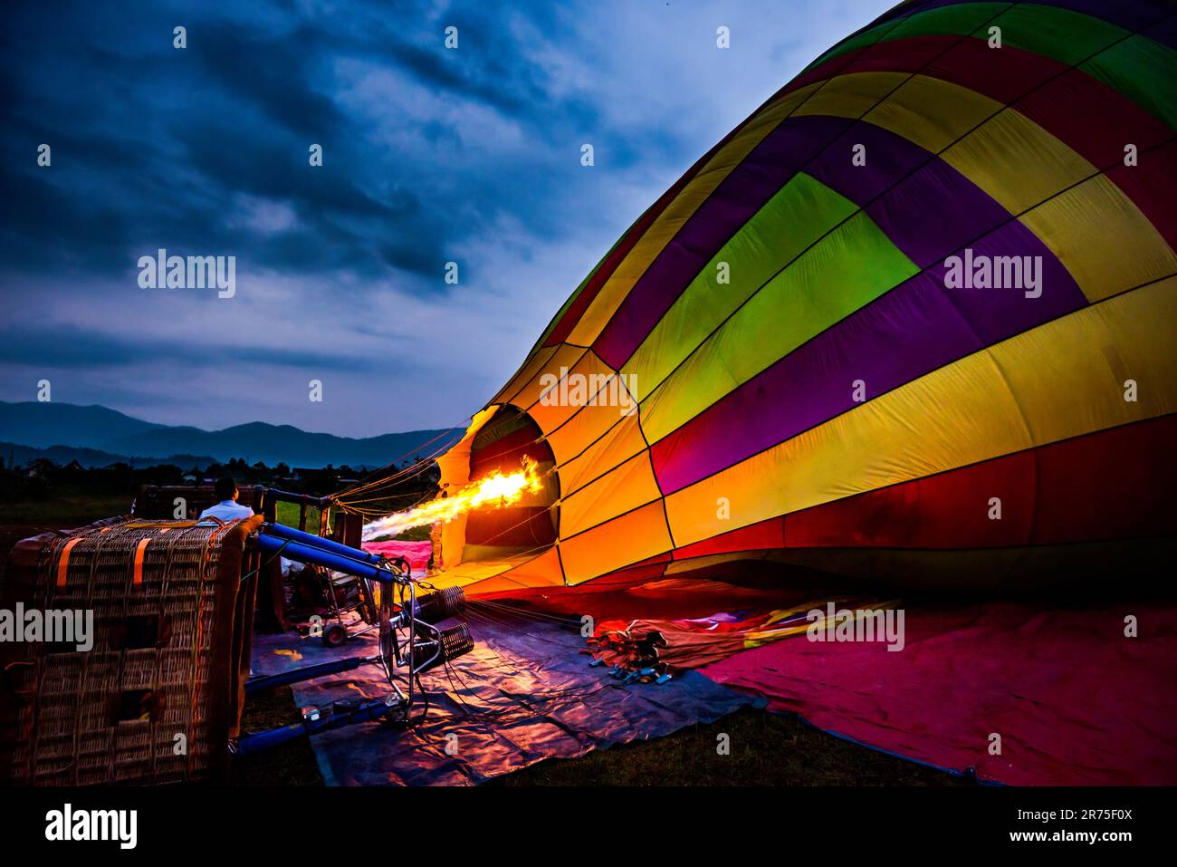Heißluftballon in die Luft sprengen Stockfoto