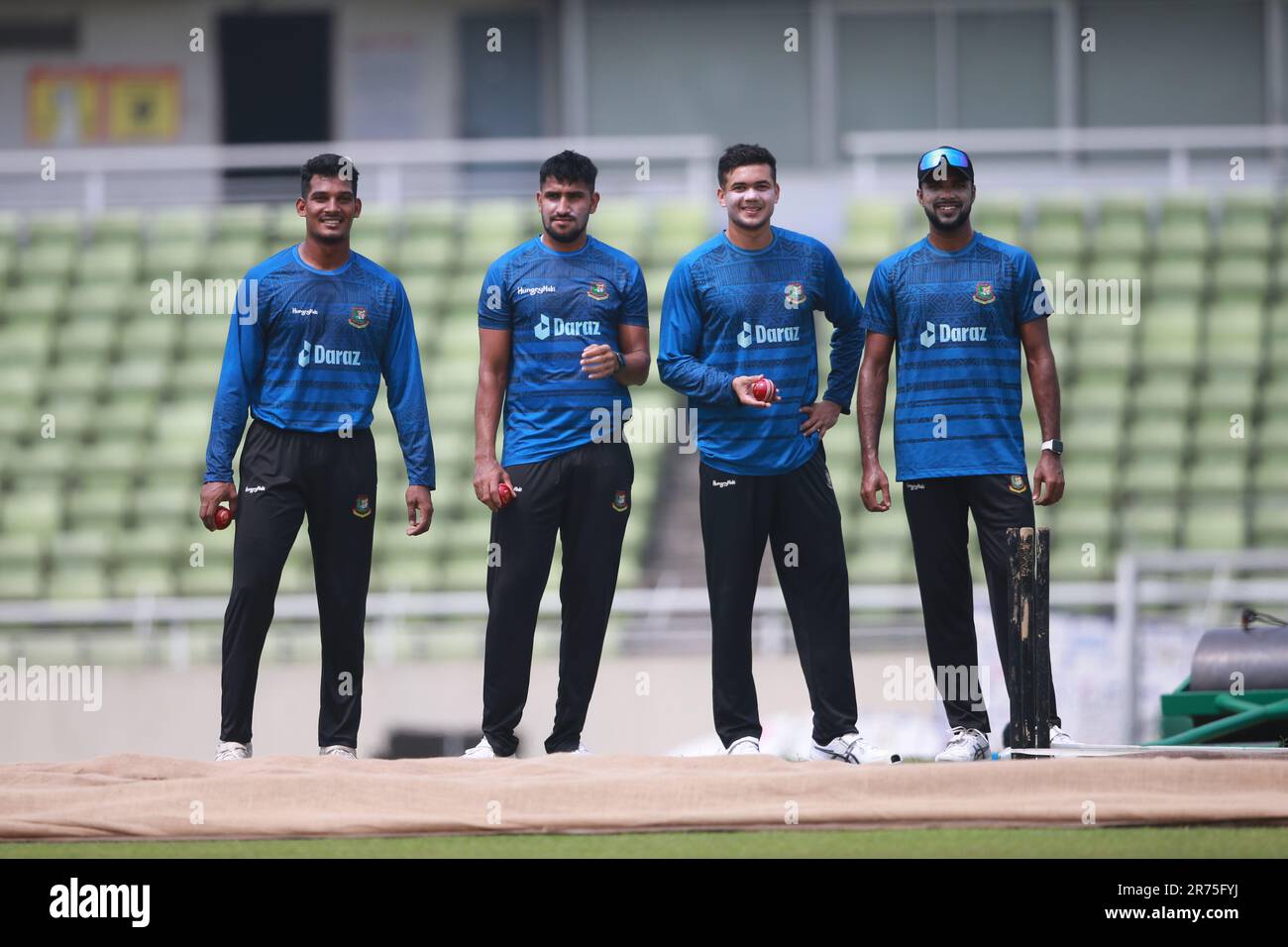 Bangladesch Schnellbowler von links Mushfik Hasan, Khaled Ahmed, Tashkin Ahmed und Ebadot Hossain während des Trainings im Sher-e-Bangla National Stockfoto